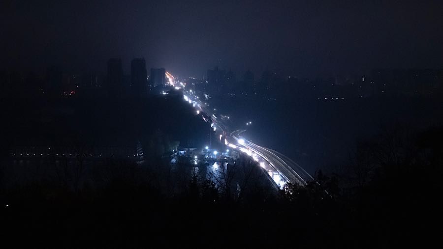 Lampu kendaraan menerangi jalan raya saat terjadi pemadaman listrik di Kyiv, Ukraina, Jumat (10/10/2025). (Andrew Kravchenko/Bloomberg)