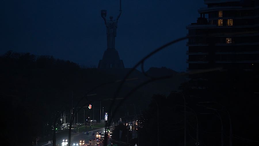 Pemerintah kota Kyiv melaporkan bahwa pemadaman listrik paling parah terjadi di bagian timur dan sebuah distrik pusat. (Andrew Kravchenko/Bloomberg)
