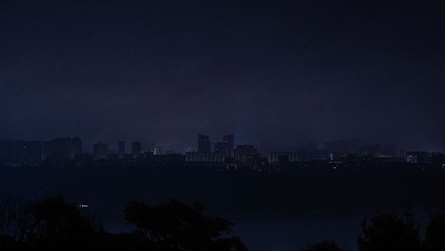 Gedung-gedung gelap gulita dab layanan metro terhenti. (Andrew Kravchenko/Bloomberg)