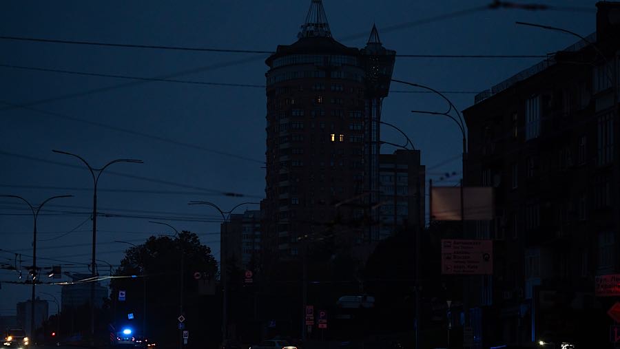 Listrik padam di beberapa distrik kota dan setidaknya 12 warga sipil terluka. (Andrew Kravchenko/Bloomberg)