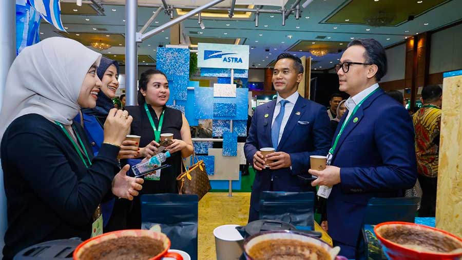 Ketua Umum KADIN Indonesia Anindya Bakrie didampingi Chief of Corporate Affairs Astra Boy Kelana Soebroto (10/10). (Dok. Astra)