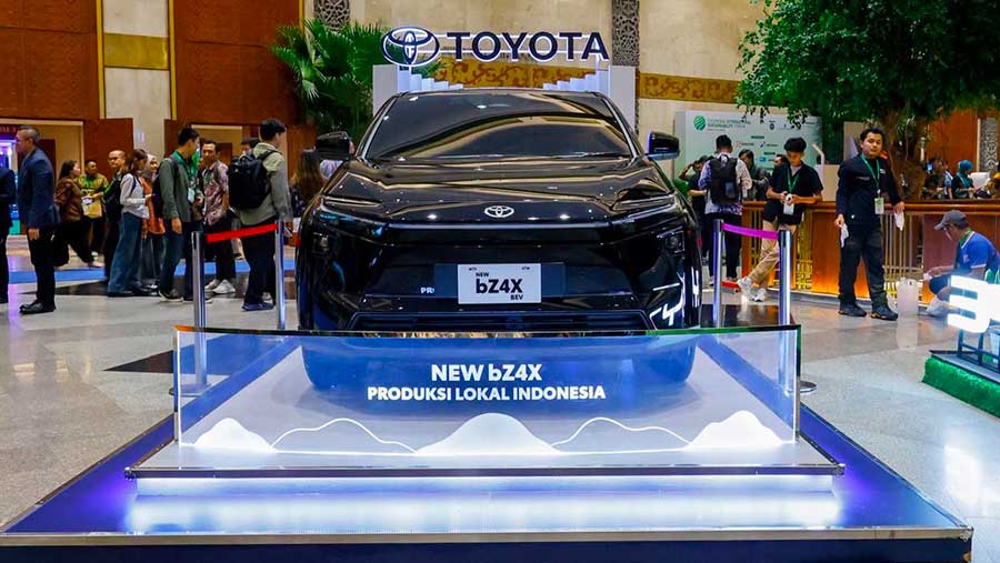 Preview mobil listrik berteknologi tinggi dengan kandungan lokal, Toyota New bZ4X di Indonesia International Sustainability Forum 2025. (Dok. Astra)