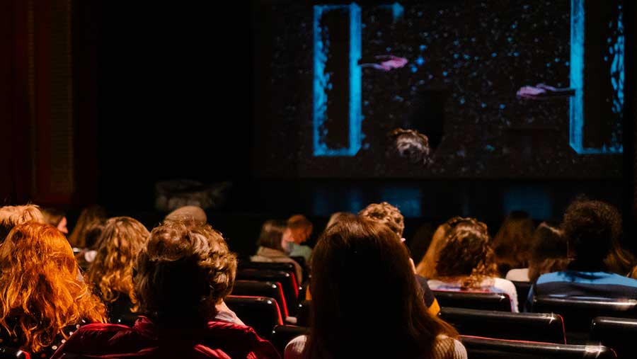 Ilustrasi menonton film (Envato)