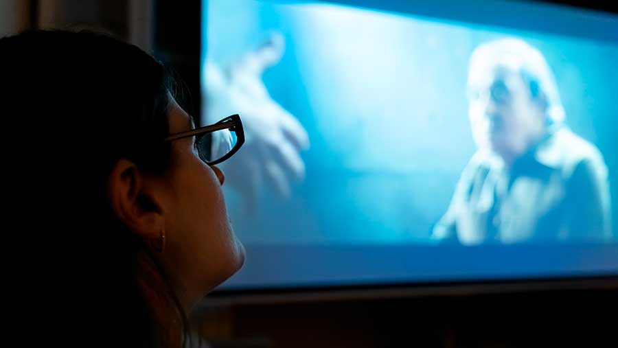 Ilustrasi menonton film (Envato)