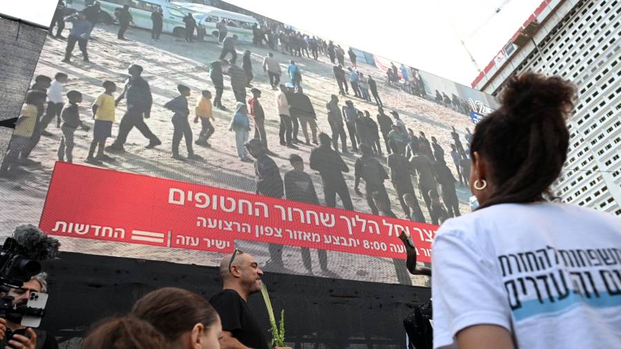 Siaran langsung Gaza di layar di Tel Aviv menjelang dimulainya pembebasan sandera. (Fotografer: Alexi J. Rosenfeld/Getty Images Europe via Bloomberg)