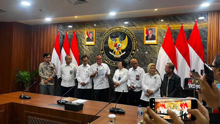 Rapat koordinasi  Kemenko Pangan bersama Kementerian Kelautan dan Perikanan, BAPETEN, dan Asosiasi Udang. (Bloomberg Technoz/Merinda)