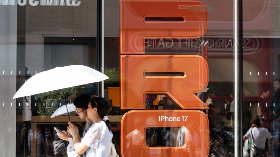Jajaran iPhone terbaru di kawasan Nanjing Road di Shanghai, China. (Qilai Shen/Bloomberg)
