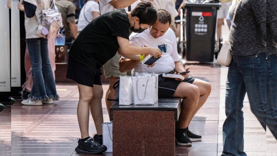 Aktivitas pembelian iPhone 17 tampak meningkat. (Bloomberg)