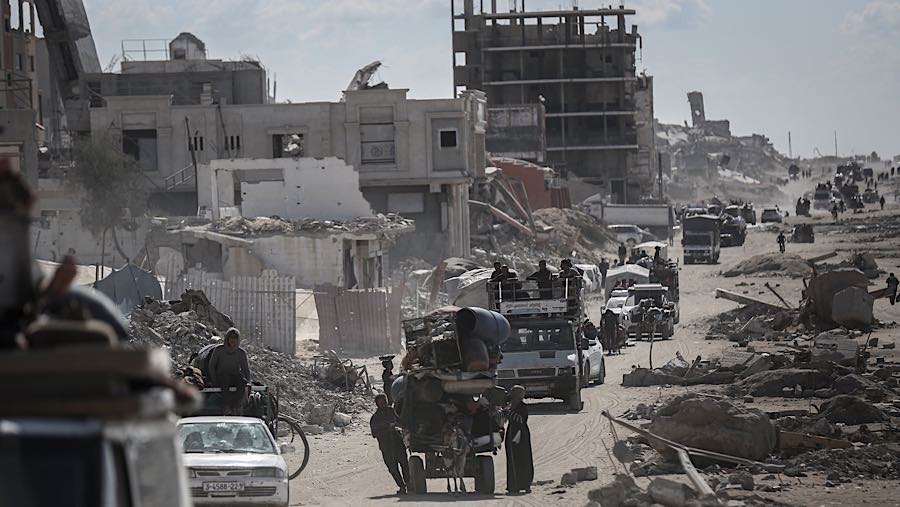 Warga Palestina berjalan ke utara di sepanjang Jalan al-Rashid menuju Kota Gaza, Gaza, Minggu (12/10/2025). (Ahmad Salem/Bloomberg)