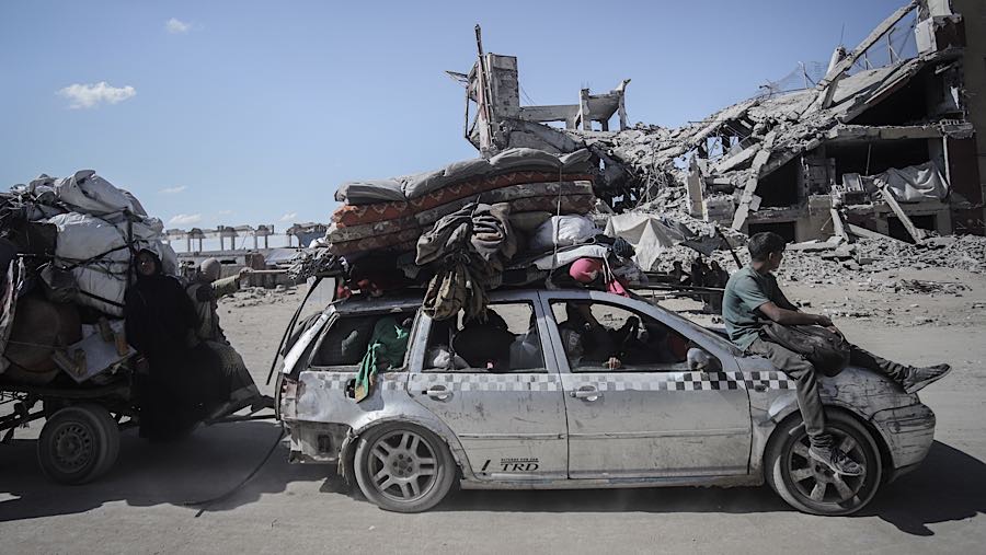Warga Palestina berjalan ke utara di sepanjang Jalan al-Rashid menuju Kota Gaza, Gaza, Minggu (12/10/2025). (Ahmad Salem/Bloomberg)