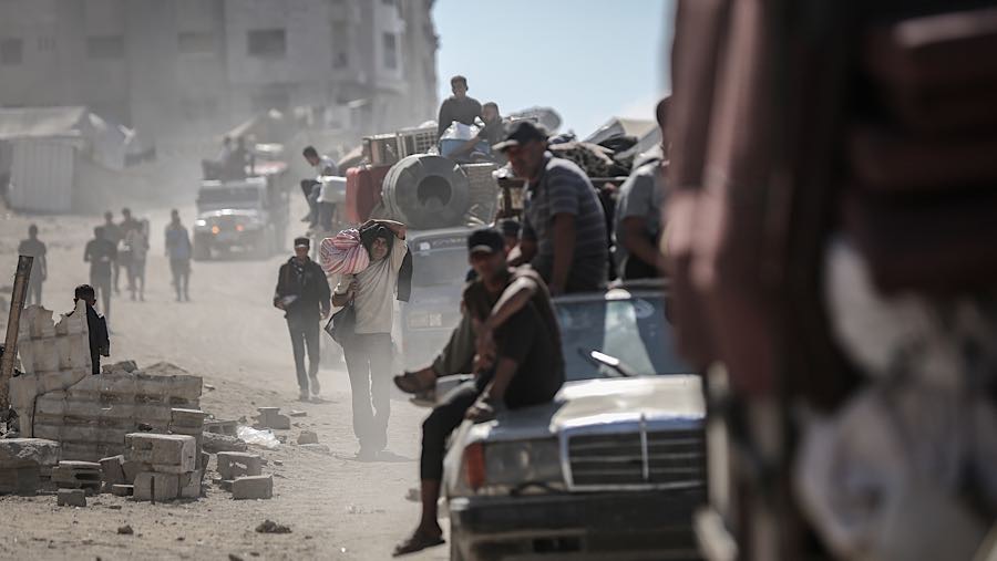 Puluhan ribu warga Palestina kembali ke Kota Gaza setelah Israel menarik pasukannya sebagai bagian dari gencatan senjata. (Ahmad Salem/Bloomberg)