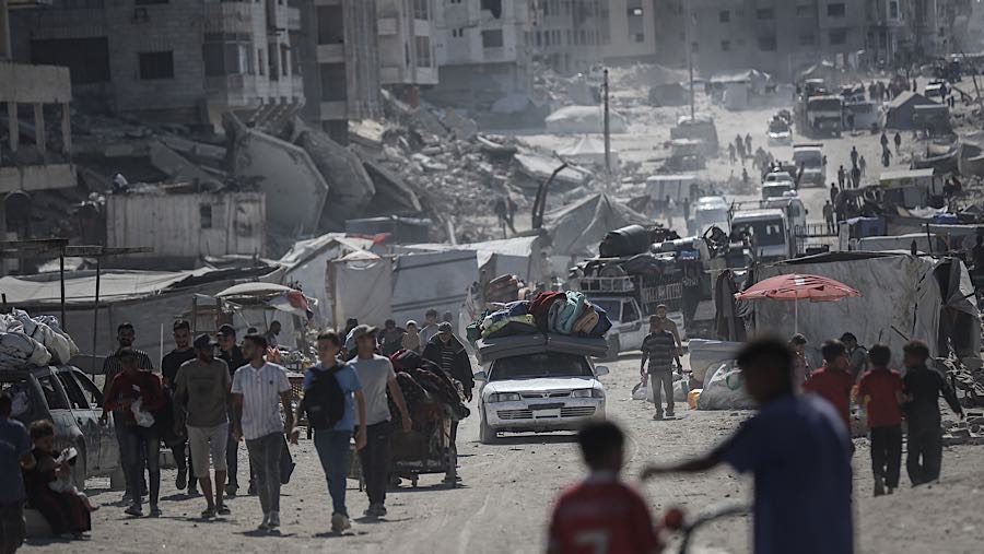 Warga Palestina berjalan ke utara di sepanjang Jalan al-Rashid menuju Kota Gaza, Gaza, Minggu (12/10/2025). (Ahmad Salem/Bloomberg)
