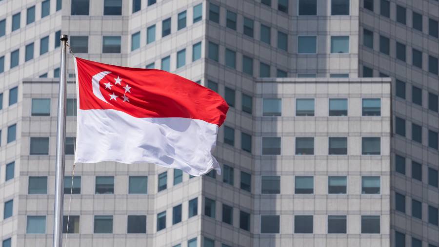 Bendera Singapura di atas gedung parlemen. (Nicky Loh/Bloomberg)