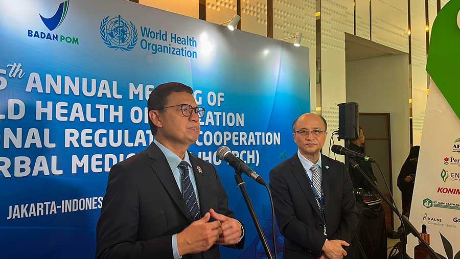 Kepala BPOM Taruna Ikrar di acara bersama WHO soal regulasi obat tradisional, Selasa (14/10/2025). (Bloomberg Technoz/M. Fikri)