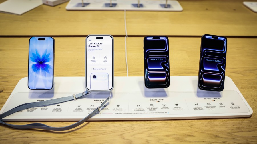 Etalase produk baru iPhone 17, 17 Pro, 17 Pro Max dan iPhone Air. (Kena Betancur/Bloomberg)