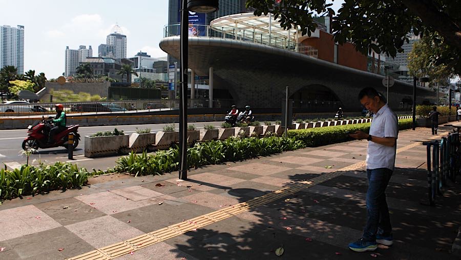 Suhu udara bahkan dilaporkan mencapai 36 derajat Celsius di beberapa titik. (Bloomberg Technoz/Andrean Kristianto)