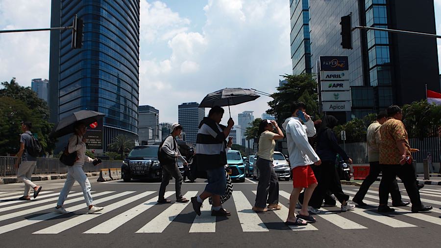 Fenomena ini terjadi karena Indonesia masih berada dalam masa peralihan dari musim kemarau ke musim hujan. (Bloomberg Technoz/Andrean Kristianto)