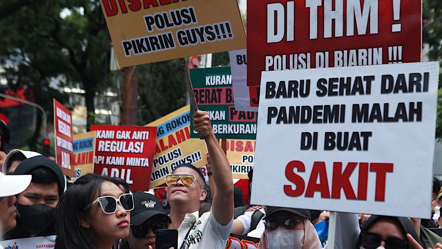 Raperda tersebut akan melarang aktivitas merokok di tempat hiburan seperti kafe, bar, dan karaoke. (Bloomberg Technoz/Andrean Kristianto)