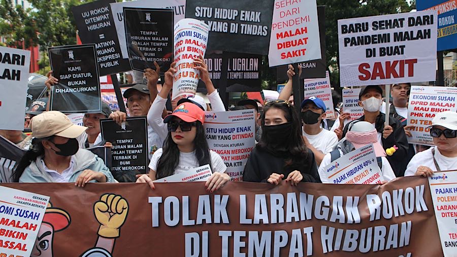 Pekerja tempat hiburan melakukan aksi unjuk rasa di depan Gedung DPRD Jakarta, Selasa (14/10/2025). (Bloomberg Technoz/Andrean Kristianto)