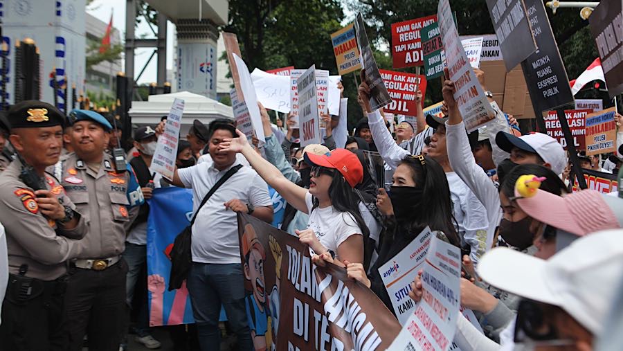 Pekerja tempat hiburan melakukan aksi unjuk rasa di depan Gedung DPRD Jakarta, Selasa (14/10/2025). (Bloomberg Technoz/Andrean Kristianto)