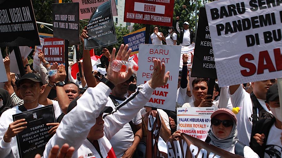 Perwakilan massa menyatakan bahwa aturan pelarangan merokok di tempat hiburan dirasa terlalu membebani pelaku usaha. (Bloomberg Technoz/Andrean)