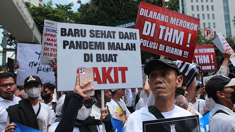 Dalam aksi unjuk rasanya massa menolak Rancangan Peraturan Daerah (Raperda) Kawasan Tanpa Rokok (KTR). (Bloomberg Technoz/Andrean Kristianto)