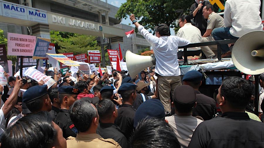 Peraturan itu akan berdampak pada penurunan pendapatan dan berpotensi menimbulkan pemutusan hubungan kerja. (Bloomberg Technoz/Andrean Kristianto)