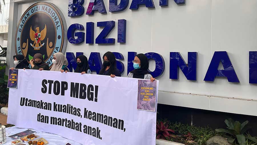 Aksi Emak-emak piknik Depan kantor Badan Gizi Tolak MBG (15/10). (Bloomberg Technoz/M. Fikri)