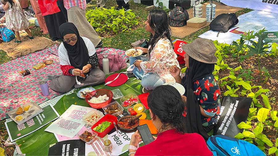 Aksi Emak-emak piknik Depan kantor Badan Gizi Tolak MBG (15/10). (Bloomberg Technoz/M. Fikri)