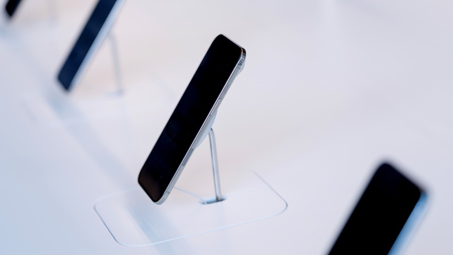 Etalase seri iPhone 17 di jaringan ritel Apple. (Dok: Eric Thayer/Bloomberg)