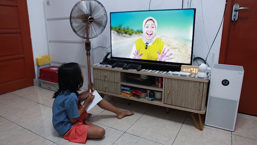 Seorang anak menonton tayangan edukasi melalui internet di Bekasi, Jawa Barat, Rabu (15/10/2025). (Bloomberg Technoz/Andrean Kristianto)