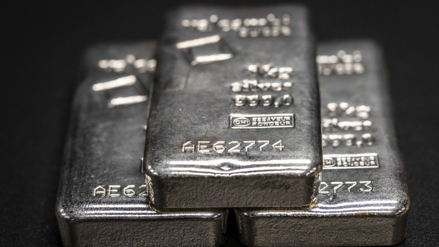 Batangan perak satu kilogram./Bloomberg-Angel Garcia