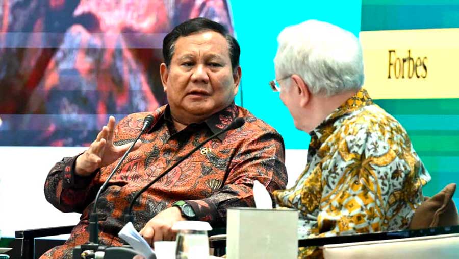 Presiden Prabowo Subianto berdialog dengan Editor-in-Chief Forbes Media, Steve Forbes, pada ajang Forbes Global CEO Conference 2025. (Dok BPMI)