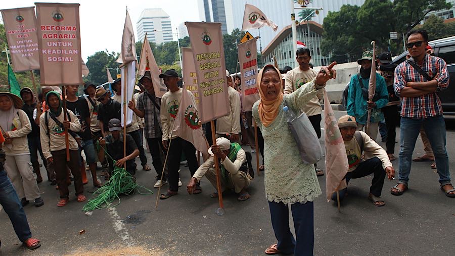 Pengunjuk rasa melakukan aksi Hari Pangan Sedunia di Jalan Medan Merdeka Selatan, Jakarta, Kamis (16/10/2025). (Bloomberg Technoz/Andrean Kristianto)