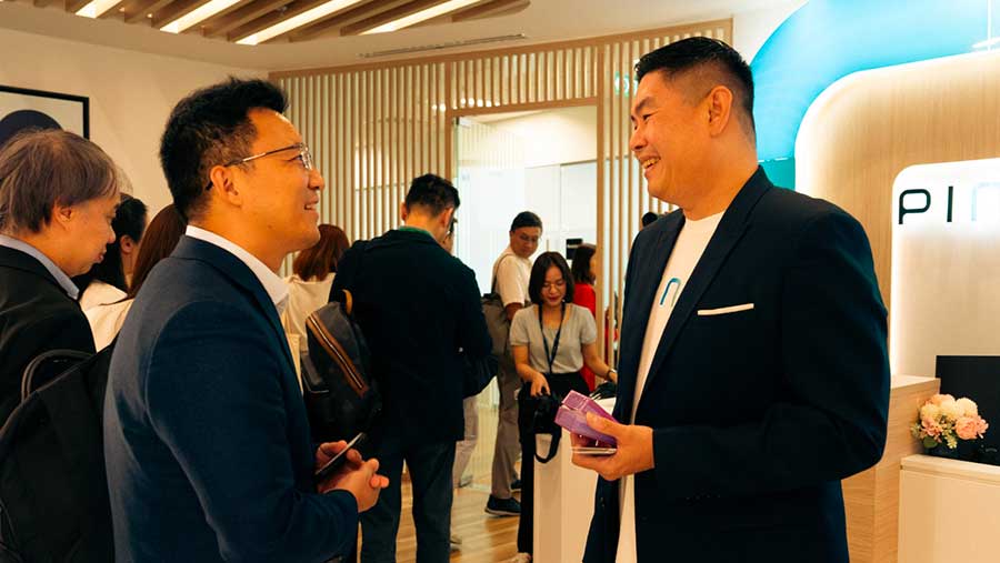 (kanan) SVP Strategy & Business PINTU Andy Putra menerima kunjungan dari delegasi INACHAMHK di kantor PINTU. (Dok. PINTU)	
