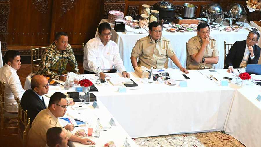 Presiden Prabowo Subianto gelar rapat kabinet terbatas dengan sejumlah pejabat Kabinet Merah Putih soal DHE dan Pupuk. (Dok BPMI)