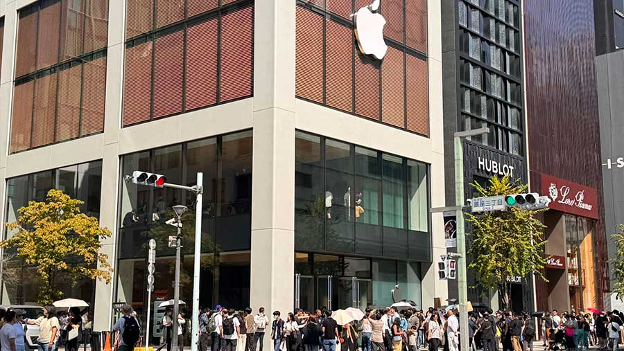 Ilustrasi antrean di toko Apple (Shoko Takayasu/Bloomberg)
