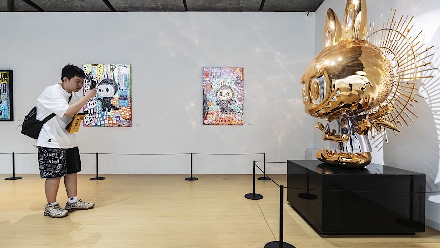 Pameran ini menampilkan hampir 300 manuskrip dan karya seni orisinal Kasing Lung yang belum pernah dipublikasikan sebelumnya. (Qilai Shen/Bloomberg)