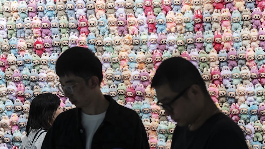 Pameran ini dirancang agar pengunjung dapat memahami karakter serta latar cerita dunia The Monsters. (Qilai Shen/Bloomberg)