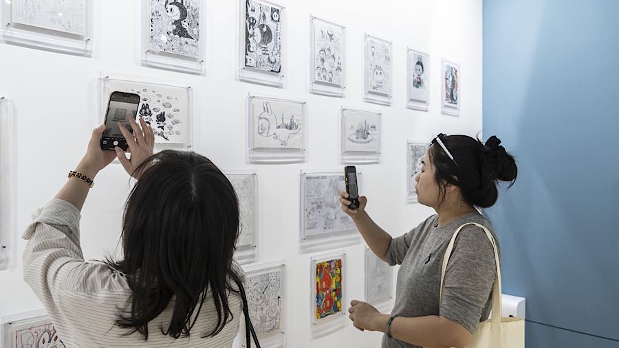 Pameran bertajuk ‘Monster by Monster: Now and Then’ itu dikurasi oleh How2Work bersama Pop Mart. (Qilai Shen/Bloomberg)