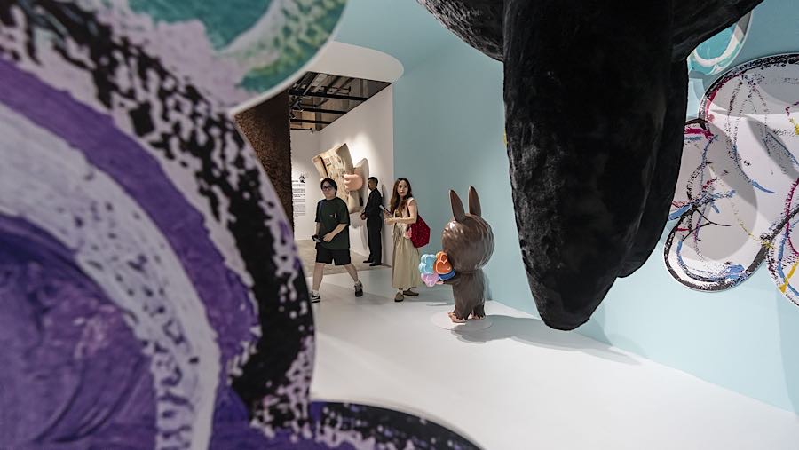 Pameran ini bertujuan untuk menciptakan ruang bagi pengunjung untuk bertemu semua karakter. (Qilai Shen/Bloomberg)