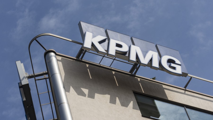 Papan Nama Kantor KPMG. (Dok: Milan Jaros/Bloomberg)