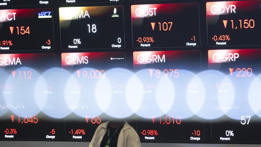 Papan perdagangan menunjukkan pelemahan berbagai saham di Bursa Efek Indonesia (BEI). (Dok: Rosa Panggabean/Bloomberg)	
