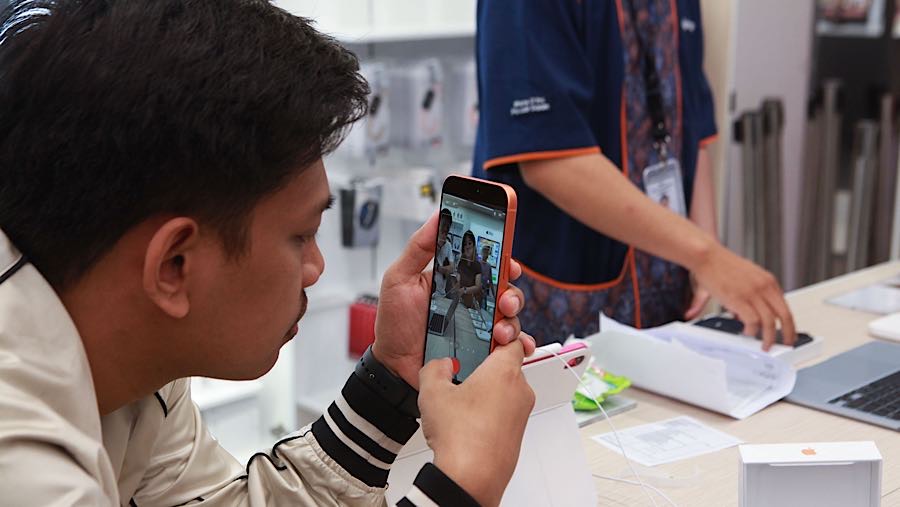 Pembeli memeriksa unit gawai iPhone 17 Pro Max di Digimap, Grand Indonesia, Jakarta, Jumat (17/10/2025). (Bloomberg Technoz/Andrean Kristianto)
