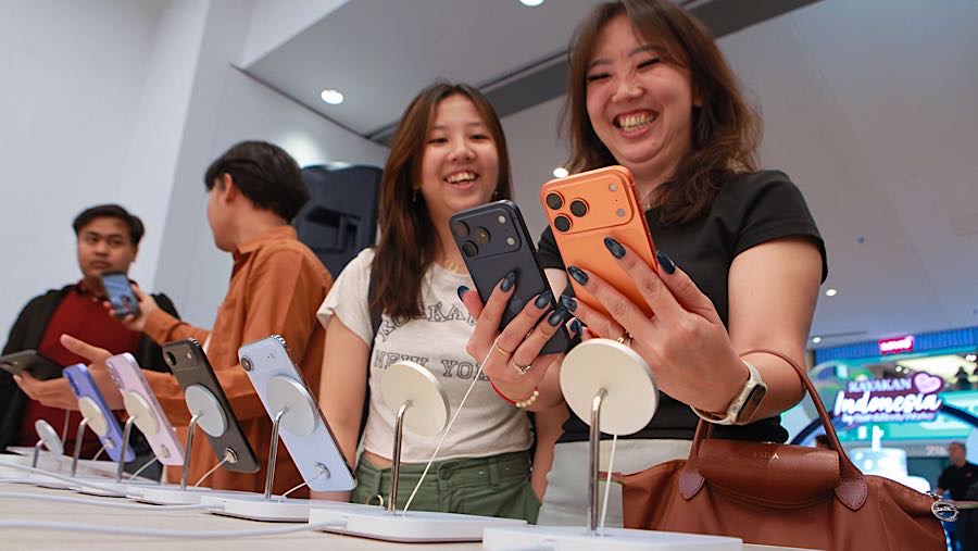 Calon pembeli melihat iPhone 17 Pro dan Pro Max di Digimap, Grand Indonesia, Jakarta, Jumat (17/10/2025). (Bloomberg Technoz/Andrean Kristianto)