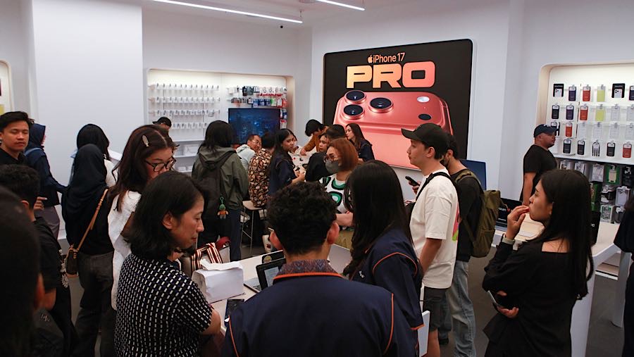 Angka pre-order tercatat jauh lebih tinggi dibandingkan seri sebelumnya, iPhone 15. (Bloomberg Technoz/Andrean Kristianto)