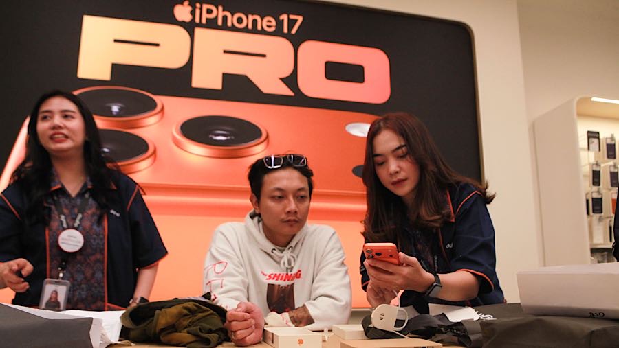 Mereka yang telah melakukan pre-order datang dan melakukan pengecekan fisik secara langsung. (Bloomberg Technoz/Andrean Kristianto)