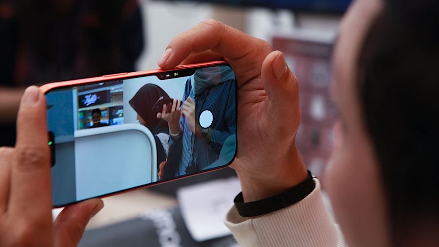 iPhone 17 memiliki fitur Camera Control, berupa tombol terpisah yang ditujukan sebagai shortcut pengambilan foto dengan cepat. (Bloomberg Technoz)