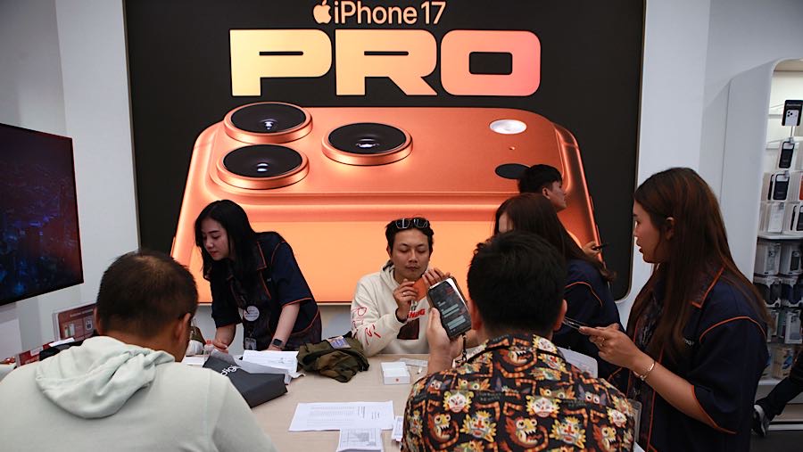 Pembeli memeriksa unit gawai iPhone 17 Series di Digimap, Grand Indonesia, Jakarta, Jumat (17/10/2025). (Bloomberg Technoz/Andrean Kristianto)