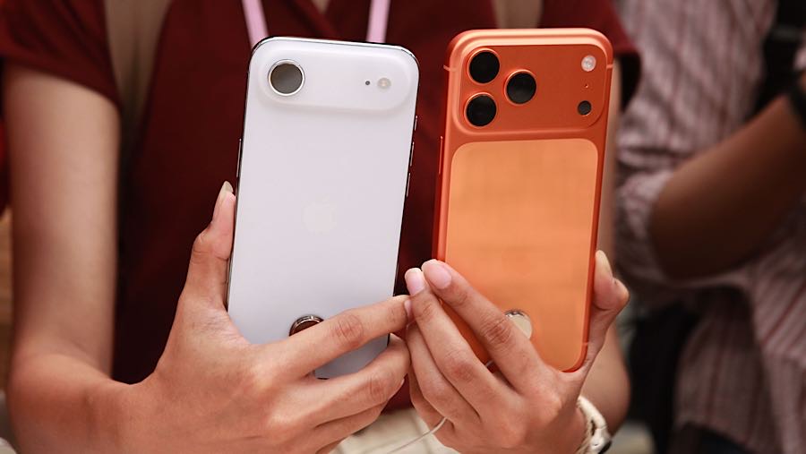 Calon pembeli melihat iPhone 17 Air dan Pro Max di Digimap, Grand Indonesia, Jakarta, Jumat (17/10/2025). (Bloomberg Technoz/Andrean Kristianto)